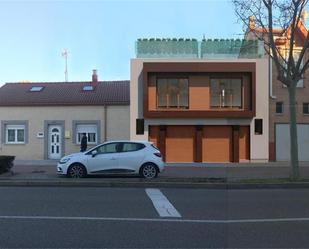 Exterior view of Single-family semi-detached for sale in Valladolid Capital  with Terrace and Balcony