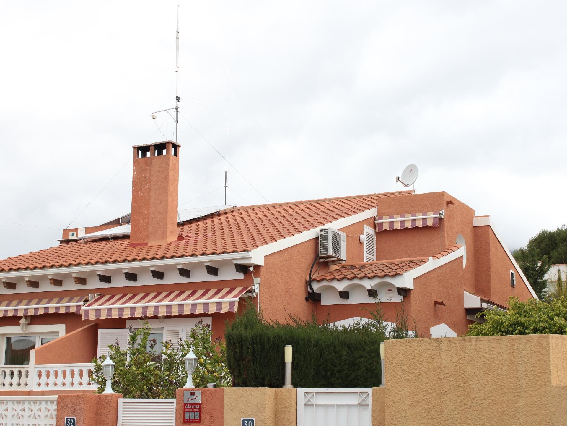 Vista exterior de Casa adosada en venda en La Nucia amb Aire condicionat, Calefacció i Jardí privat