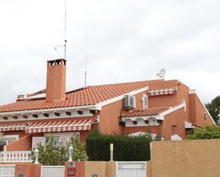 Vista exterior de Casa adosada en venda en La Nucia amb Aire condicionat, Terrassa i Balcó