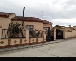 Vista exterior de Finca rústica en venda en Blascosancho amb Jardí privat, Terrassa i Moblat