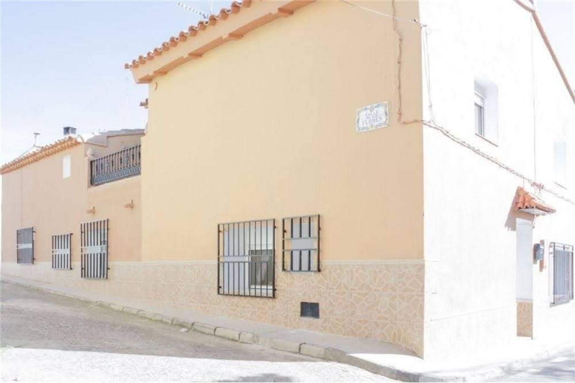 Vista exterior de Casa adosada en venda en Venta del Moro amb Aire condicionat, Calefacció i Terrassa