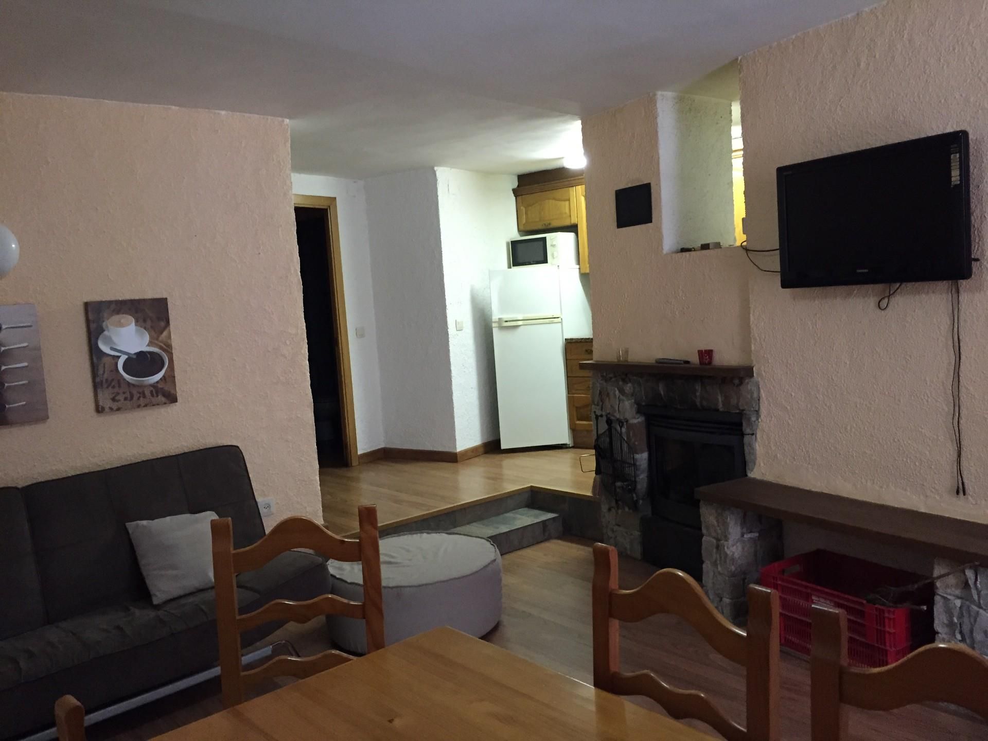 Sala d'estar de Apartament en venda en Vilallonga de Ter amb Calefacció, Parquet i Moblat