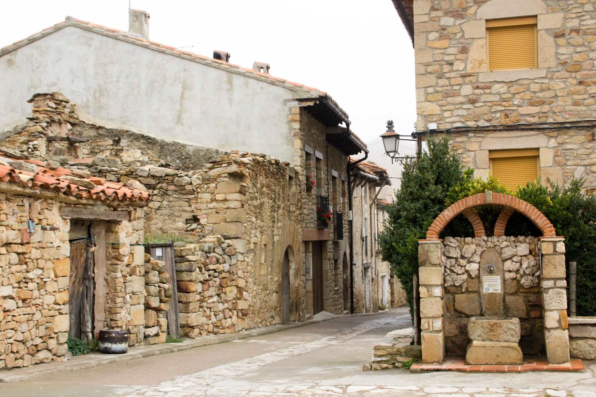 Vista exterior de Casa adosada en venda en Puertomingalvo amb Jardí privat