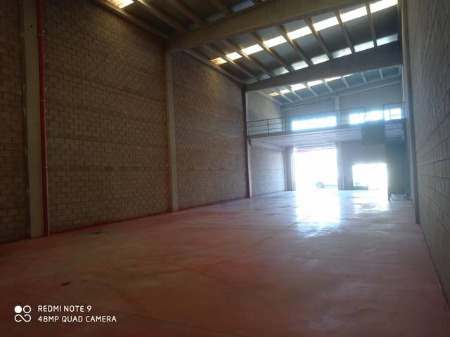 Nave industrial en Venta en Calle Nitra en Estación - Los Manantiales