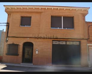 Vista exterior de Casa o xalet en venda en Fuente el Fresno amb Aire condicionat i Terrassa