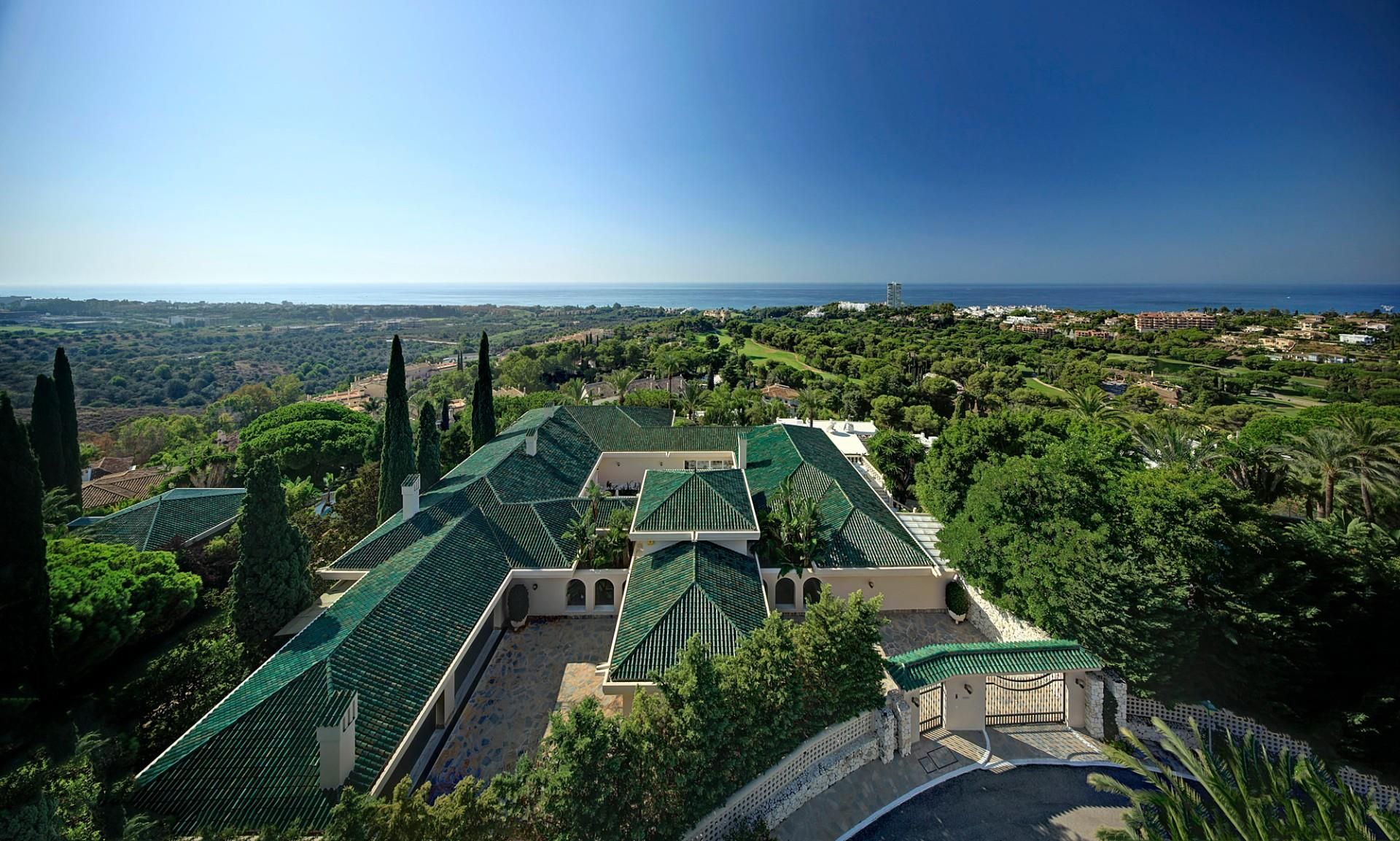 Vista exterior de Casa o xalet en venda en Marbella amb Aire condicionat, Terrassa i Piscina