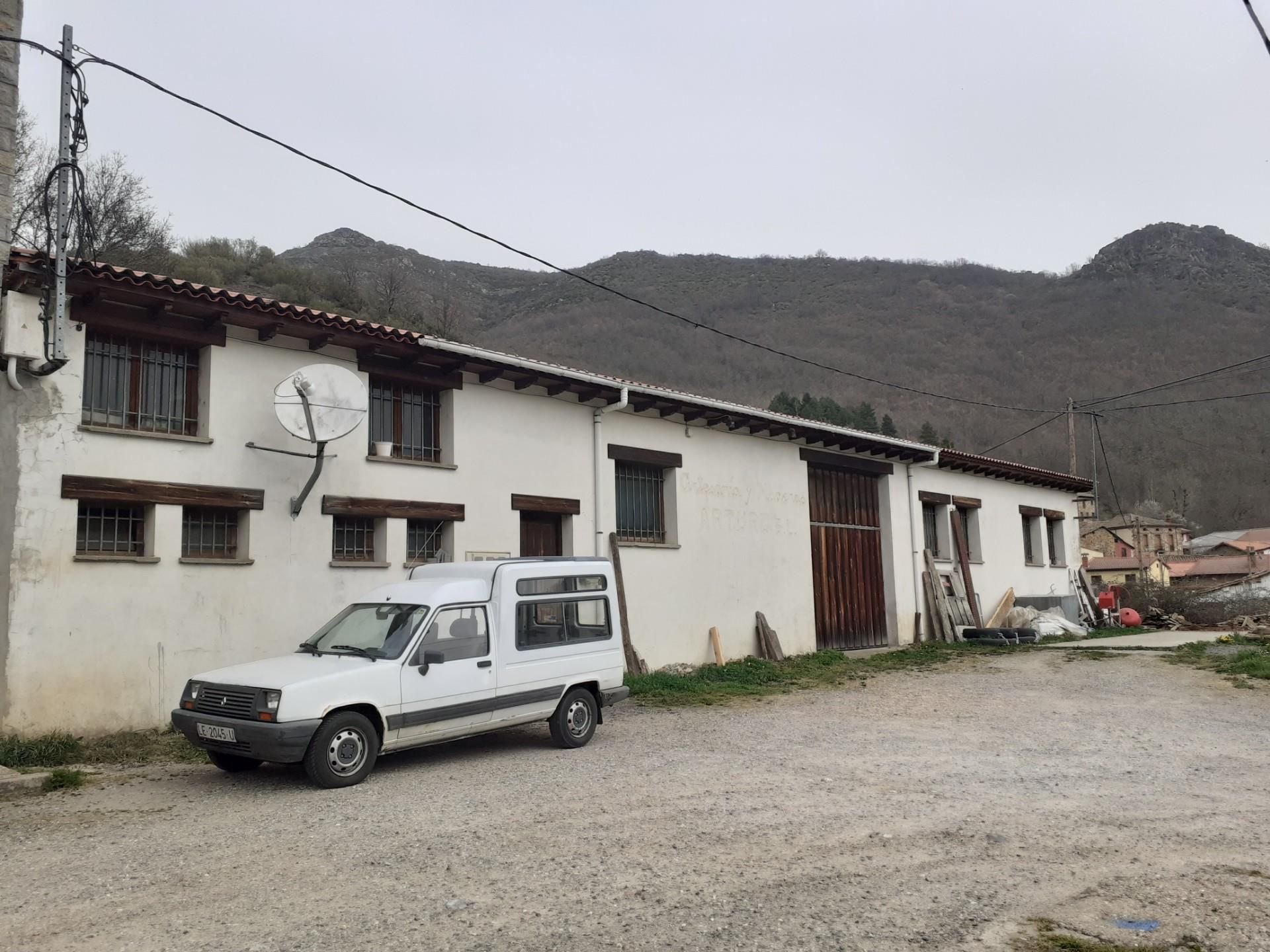 Vista exterior de Nau industrial en venda en Crémenes amb Calefacció