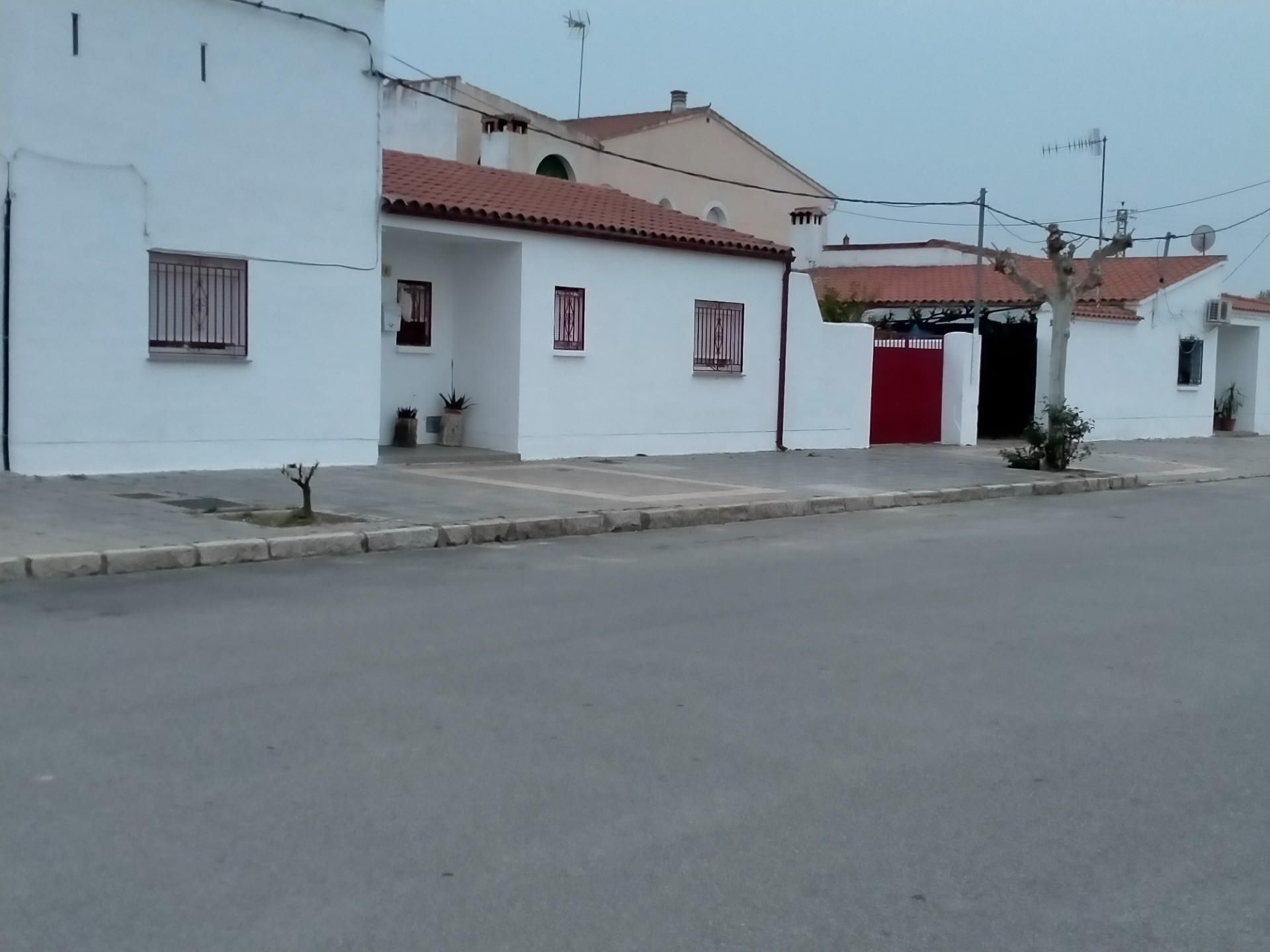 Vista exterior de Casa adosada en venda en Alagón del Río amb Aire condicionat