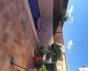 Vista exterior de Casa adosada en venda en Daimiel amb Aire condicionat, Terrassa i Piscina