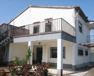 Außenansicht von Einfamilien-Reihenhaus zum verkauf in Cepeda mit Terrasse und Balkon