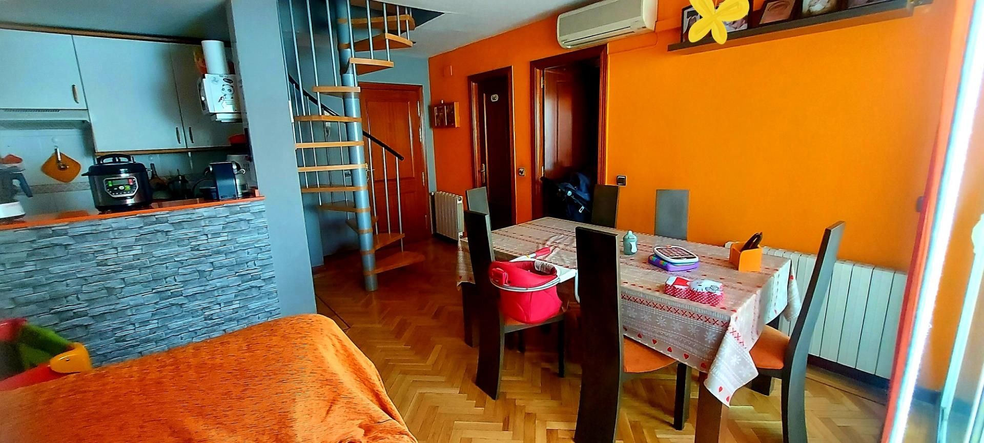 Menjador de Pis en venda en Parla amb Aire condicionat, Parquet i Terrassa