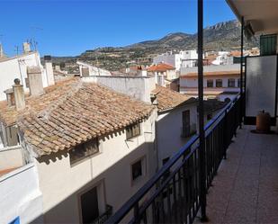 Vista exterior de Pis en venda en Chelva amb Terrassa i Balcó