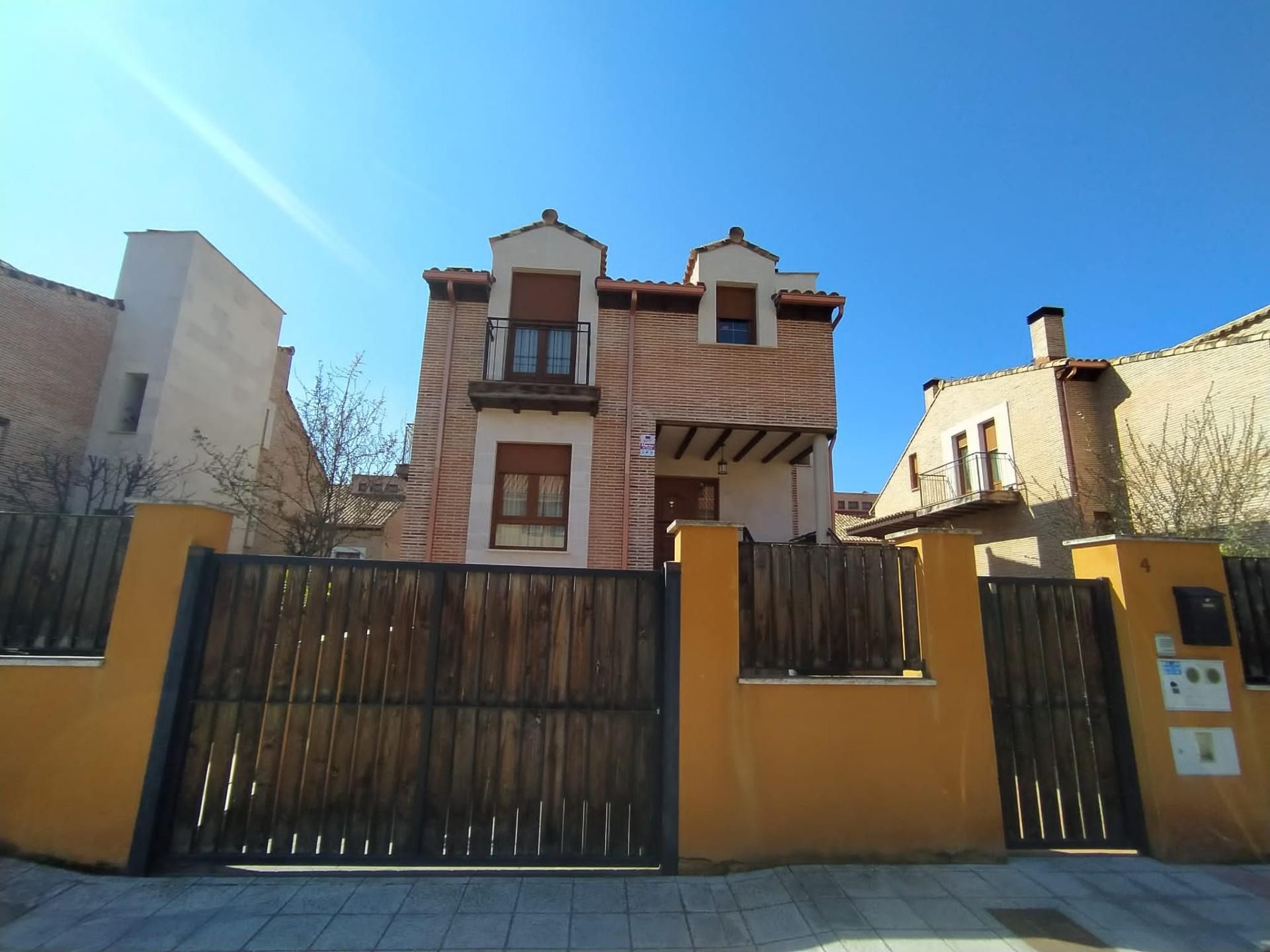 Vista exterior de Casa o xalet en venda en Villamuriel de Cerrato amb Calefacció, Jardí privat i Terrassa