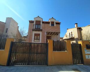 Vista exterior de Casa o xalet en venda en Villamuriel de Cerrato amb Terrassa i Balcó