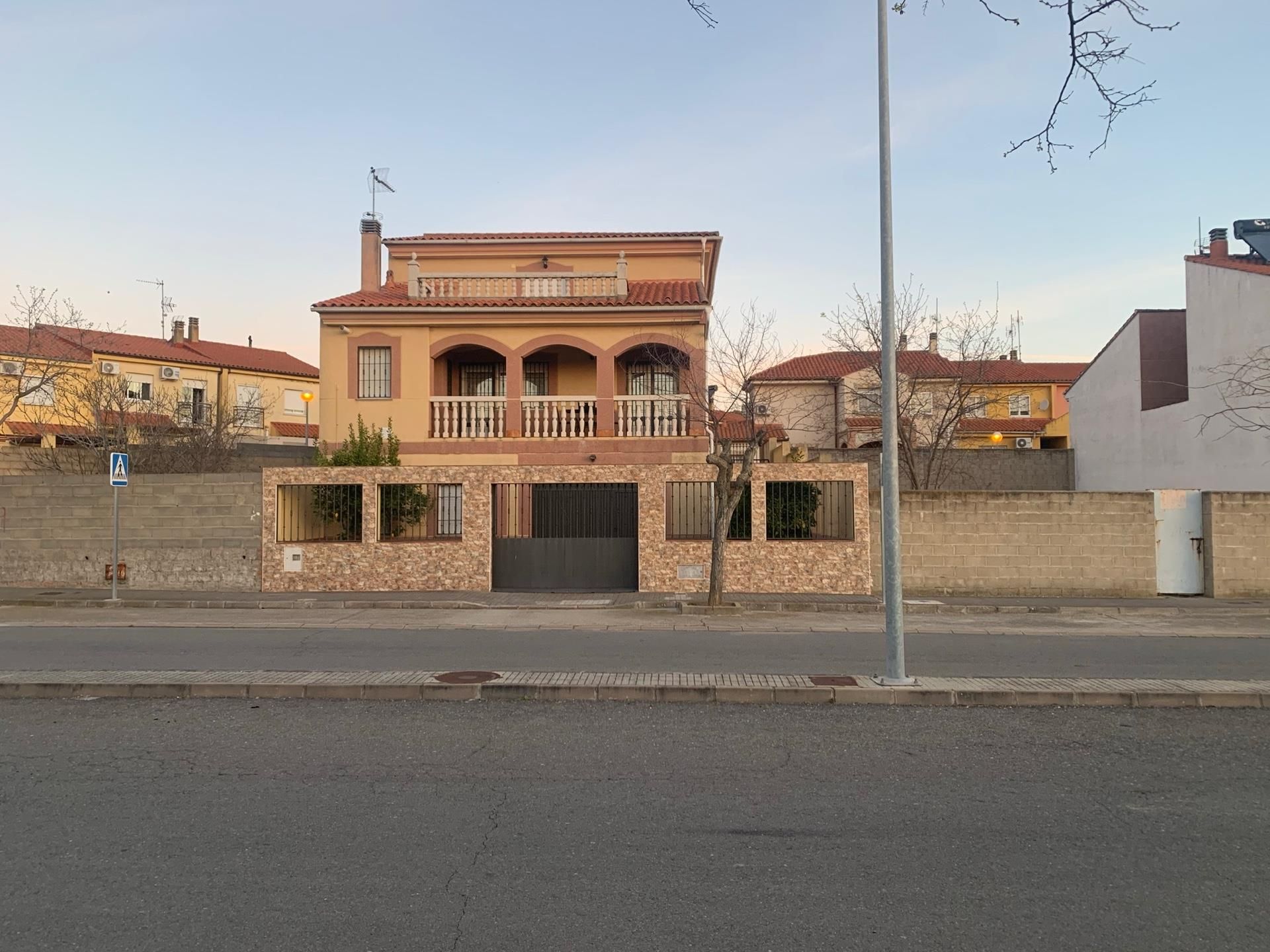 Exterior view of House or chalet for sale in Malpartida de Plasencia  with Air Conditioner, Heating and Private garden