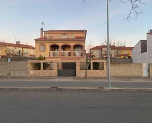 Vista exterior de Casa o xalet en venda en Malpartida de Plasencia amb Aire condicionat, Terrassa i Balcó