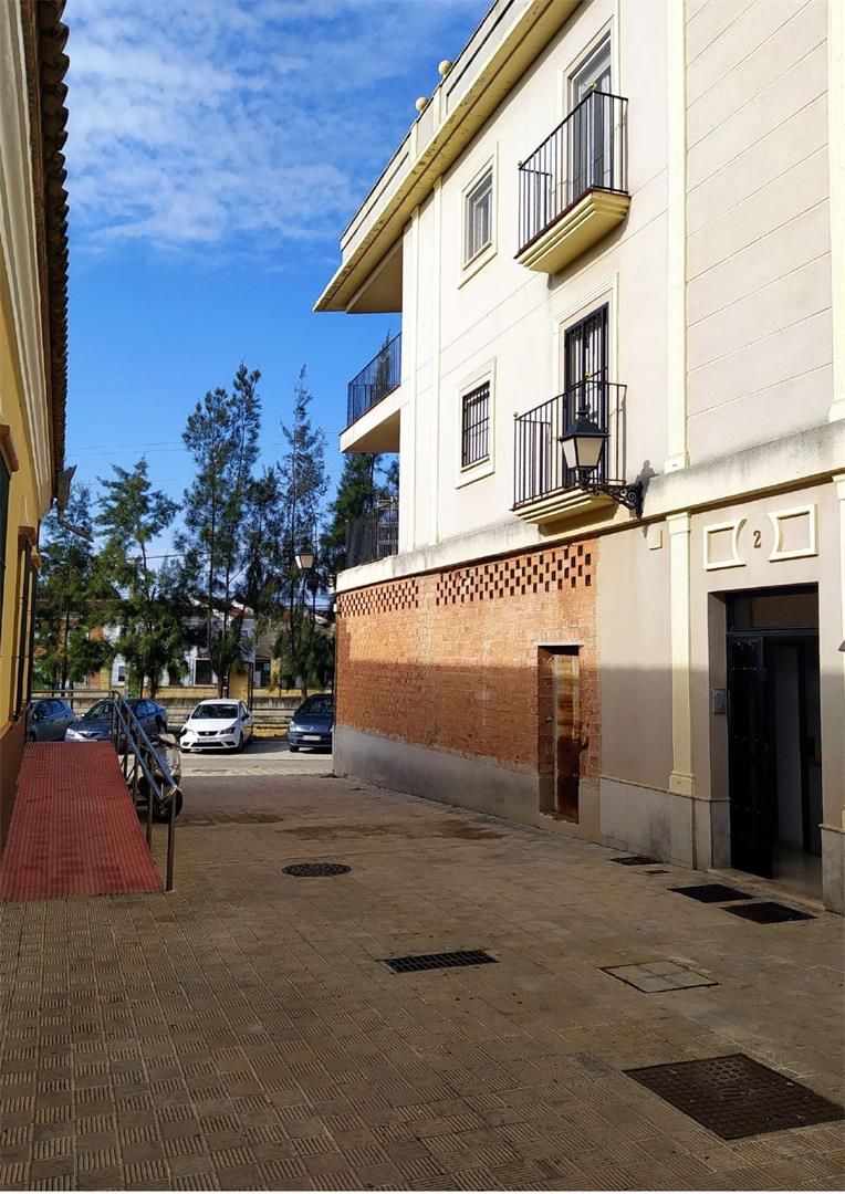 Vista exterior de Local en venta en Utrera