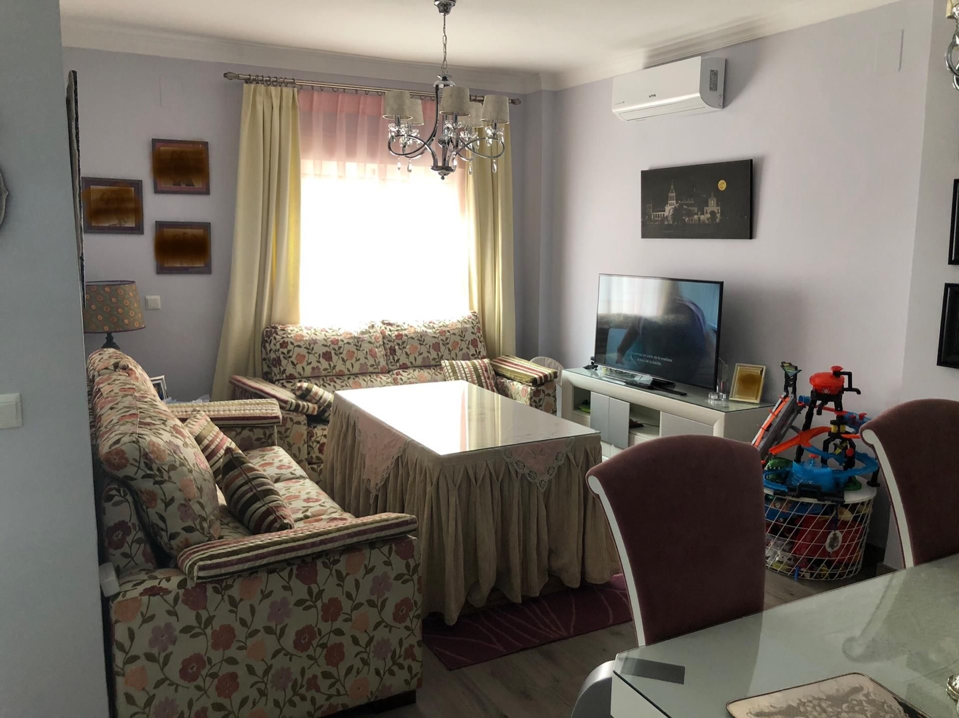 Sala d'estar de Casa adosada en venda en Pilas amb Aire condicionat i Balcó