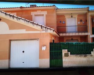 Vista exterior de Casa adosada en venda en Lillo amb Balcó