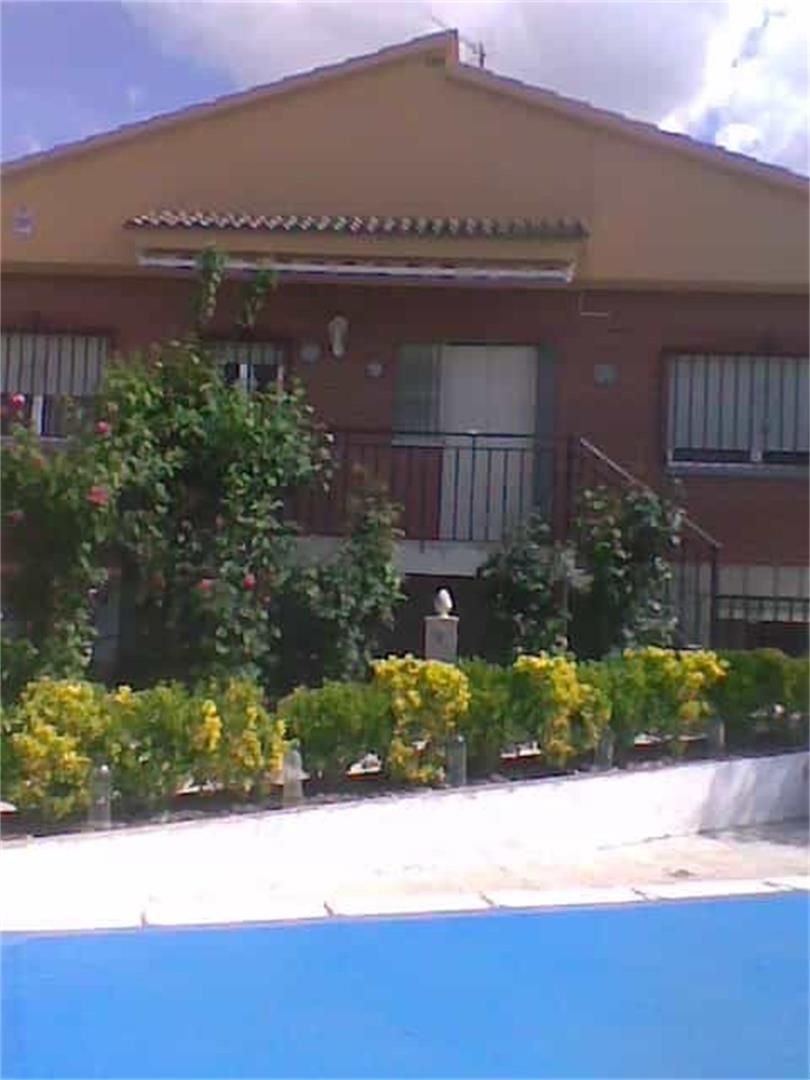 Vista exterior de Casa o xalet de lloguer en Fuensalida amb Calefacció, Jardí privat i Terrassa