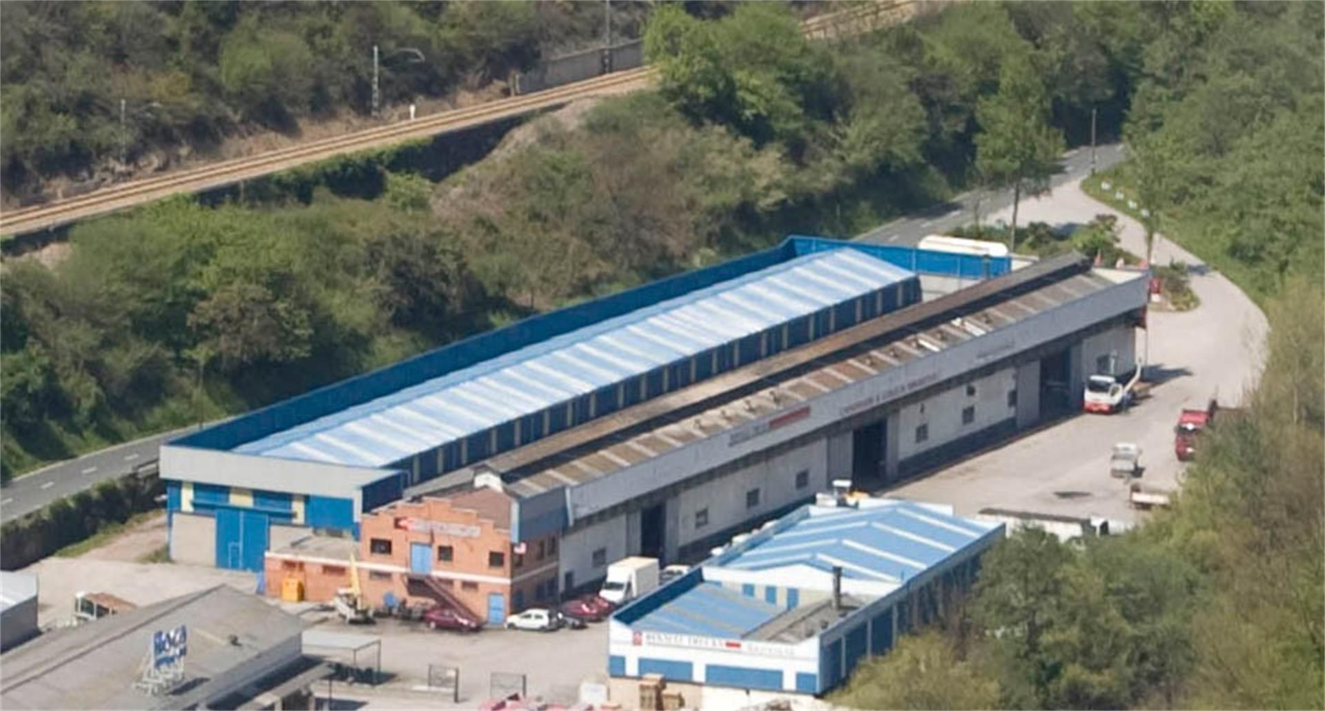 Vista exterior de Nau industrial en venda en Mieres (Asturias)