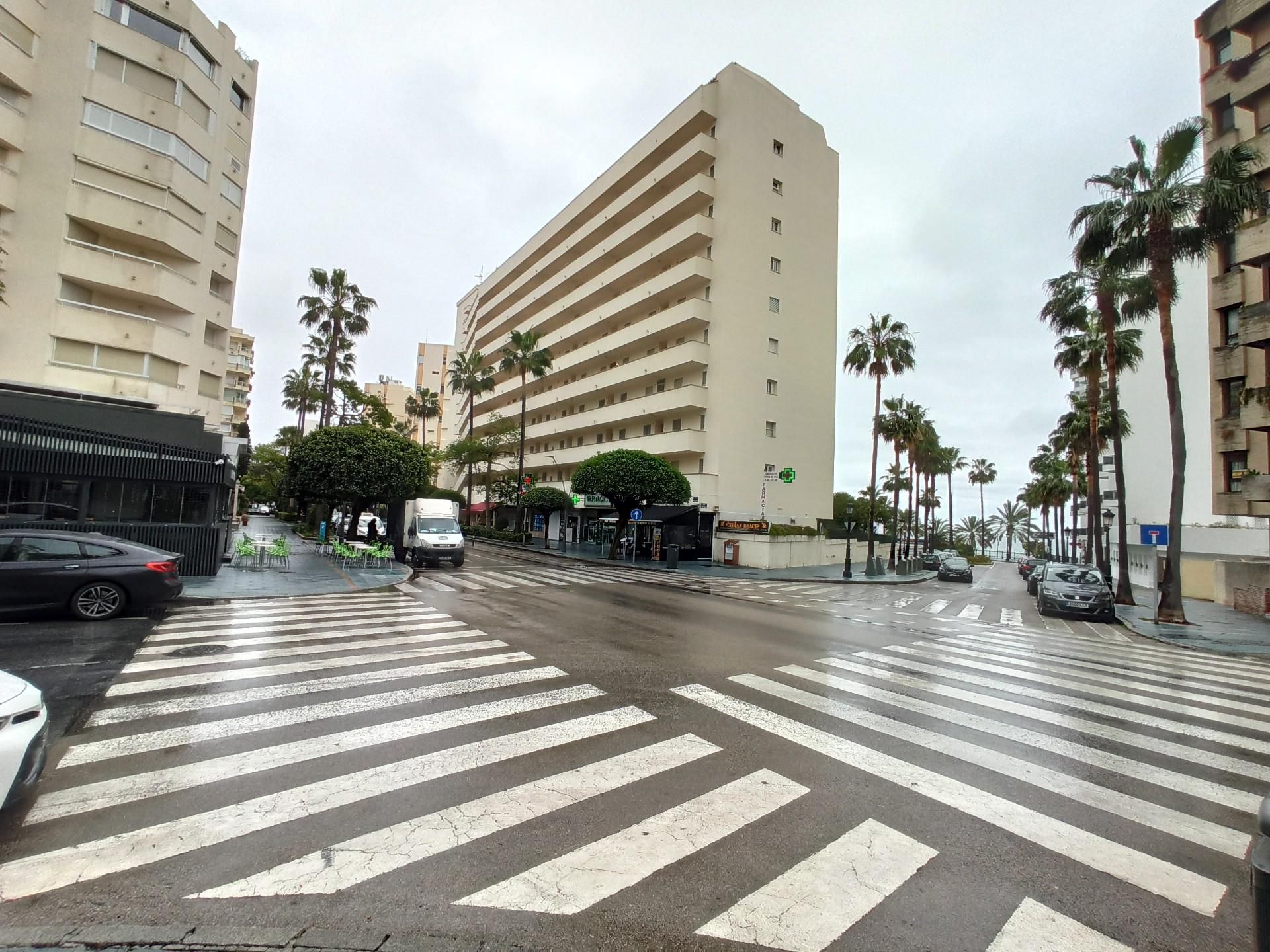 Vista exterior de Local en venda en Marbella amb Aire condicionat i Calefacció