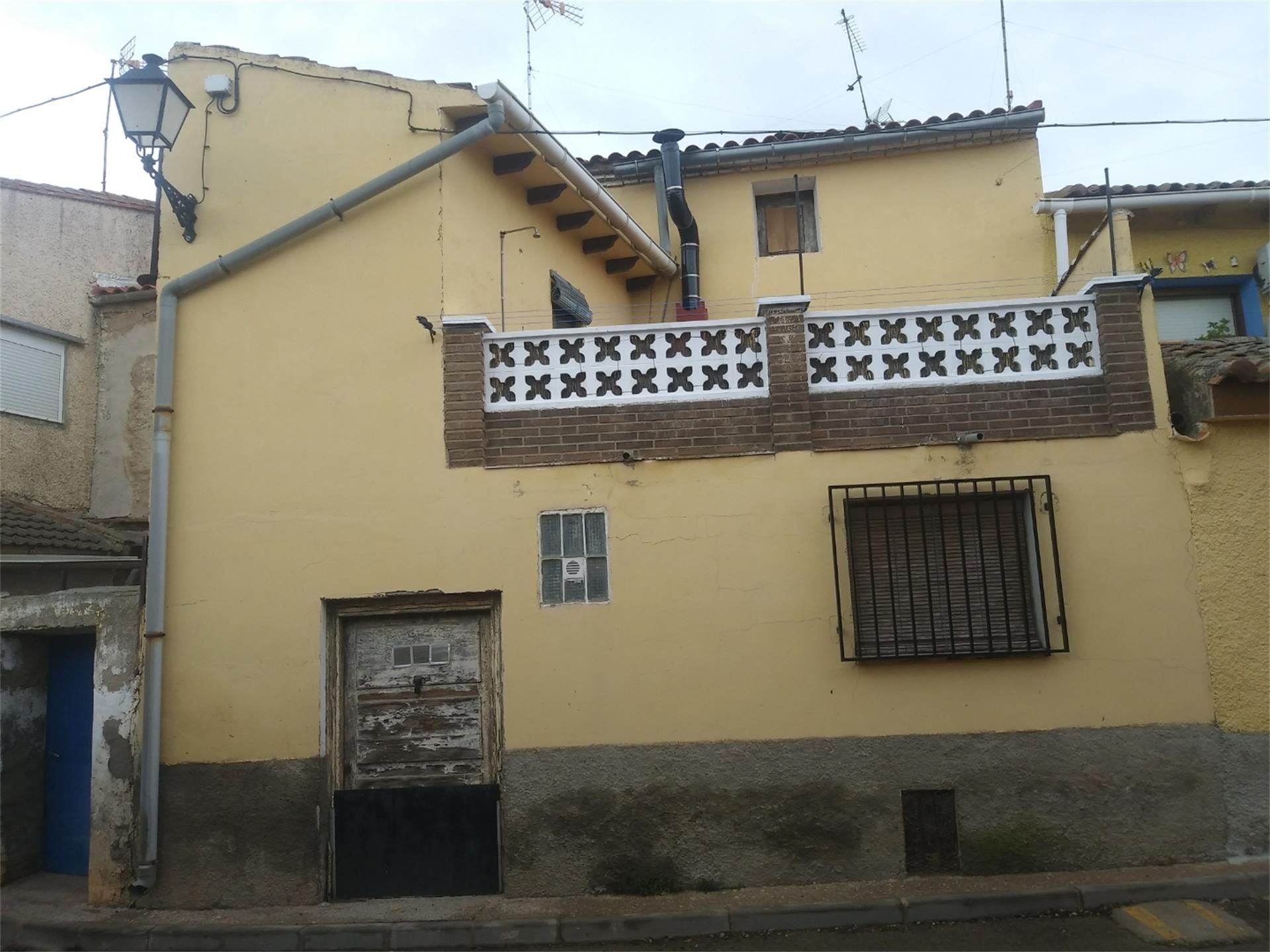 Exterior view of Country house for sale in Ambel  with Parquet flooring, Terrace and Storage room