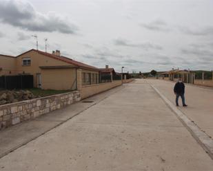 Vista exterior de Casa adosada en venda en Villahoz amb Calefacció, Jardí privat i Parquet