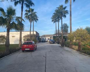 Vista exterior de Casa o xalet en venda en Utrera amb Aire condicionat, Terrassa i Piscina