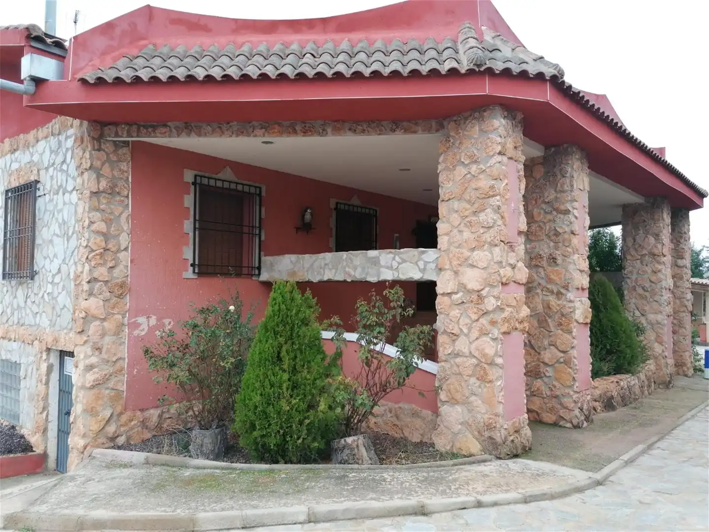 Vista exterior de Casa o chalet en venta en La Solana   con Aire acondicionado, Terraza y Piscina