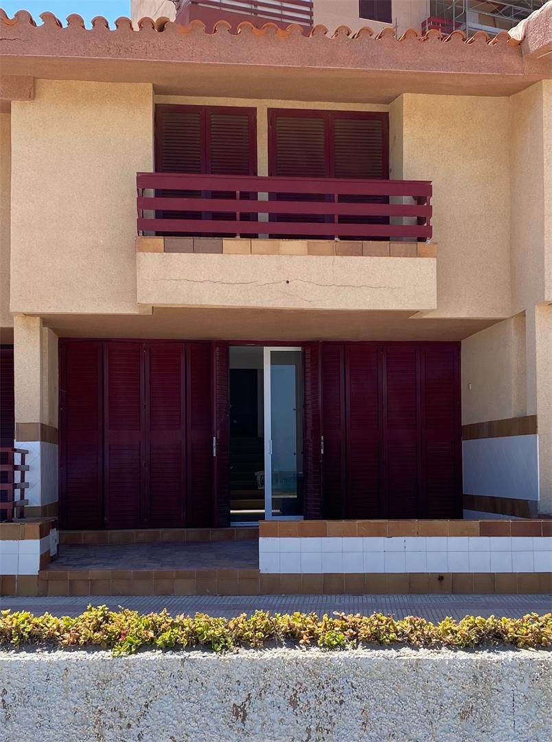 Vista exterior de Casa adosada de lloguer en La Manga del Mar Menor amb Jardí privat, Terrassa i Piscina