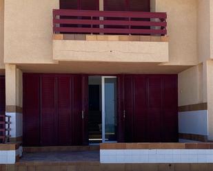 Vista exterior de Casa adosada de lloguer en La Manga del Mar Menor amb Terrassa, Piscina i Balcó