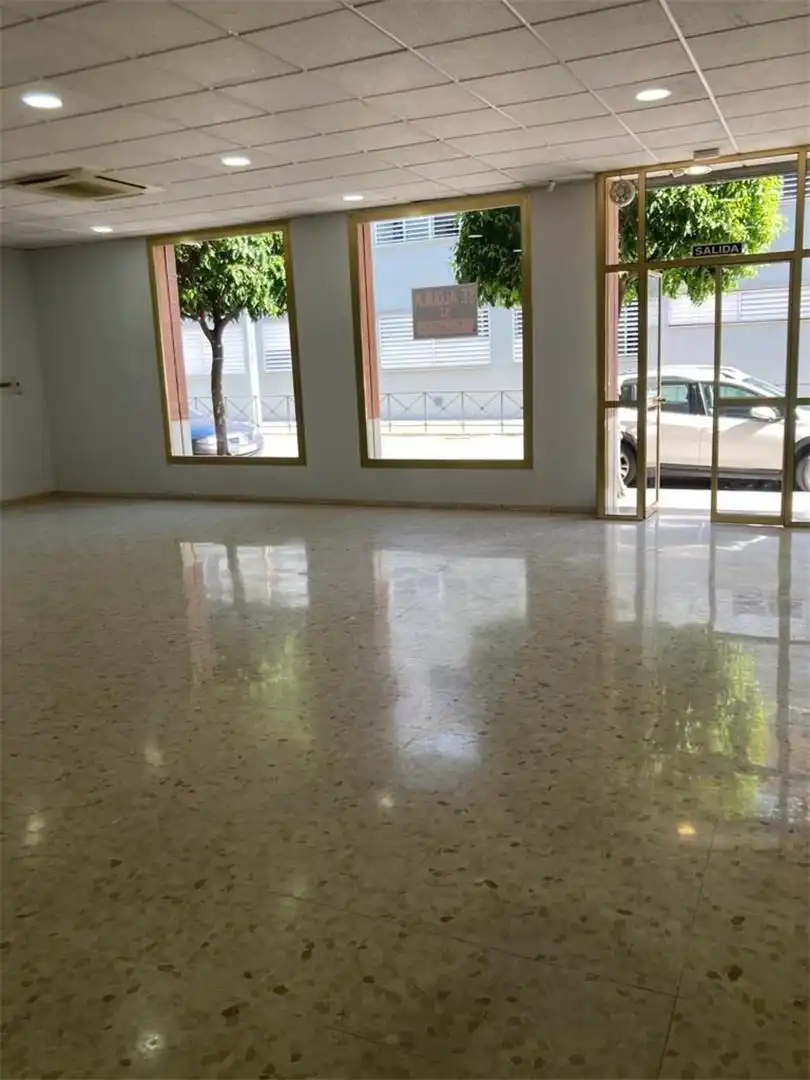 Geschaftsraum zur Miete in Avenida María Auxiliadora, Salesianos Geschaftsraum zur Miete in Utrera mit Klimaanlage und Heizung