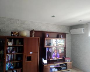 Sala d'estar de Dúplex en venda en Olesa de Montserrat amb Aire condicionat, Terrassa i Balcó