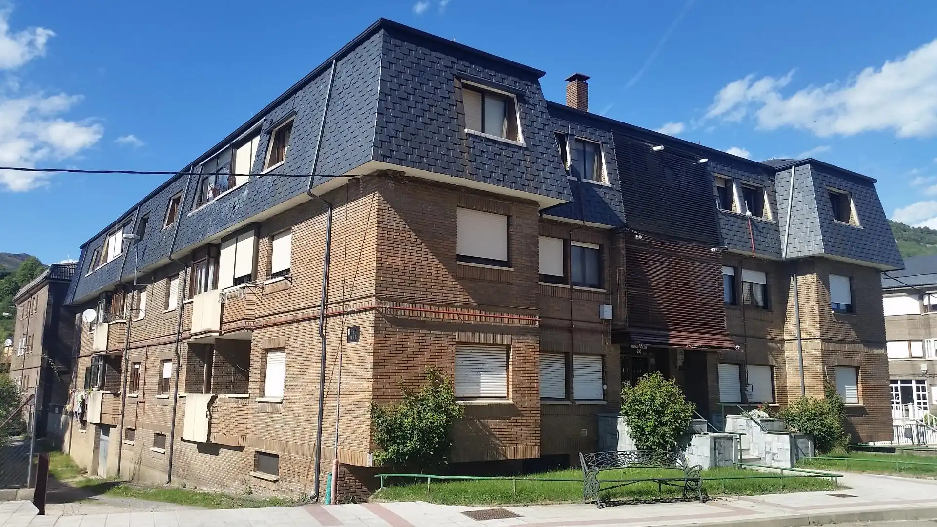 Außenansicht von Wohnung zum Verkauf in La Pola de Gordón  mit Balkon
