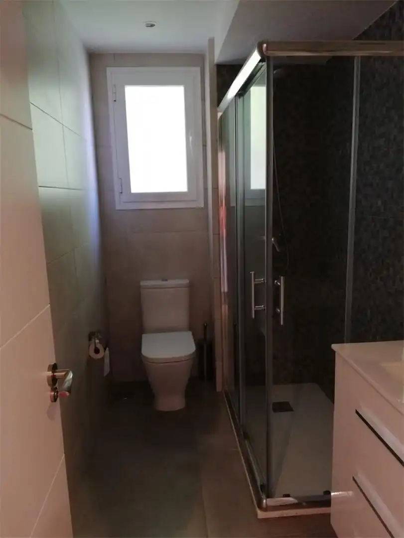 Baño de Piso de alquiler en Tavernes de la Valldigna con Terraza, Amueblado y Horno