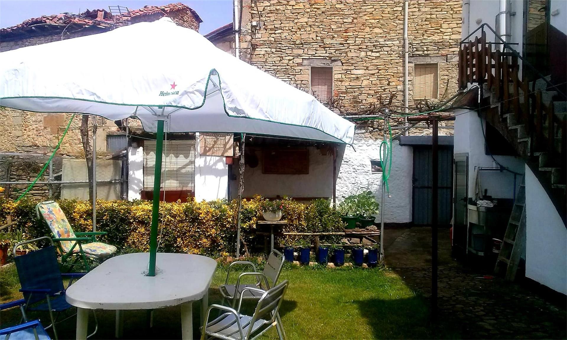 Vista exterior de Casa adosada en venda en Merindad de Montija amb Calefacció, Jardí privat i Terrassa