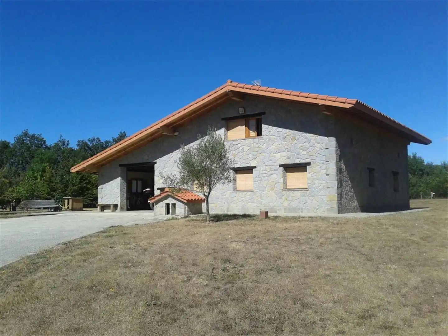 Vista exterior de Casa o xalet en venda en Villarcayo de Merindad de Castilla la Vieja amb Piscina