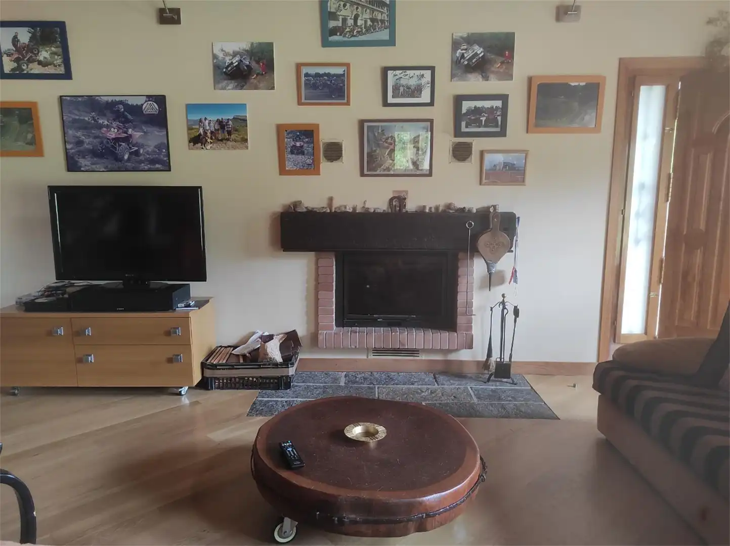 Sala d'estar de Casa o xalet en venda en Villarcayo de Merindad de Castilla la Vieja amb Piscina