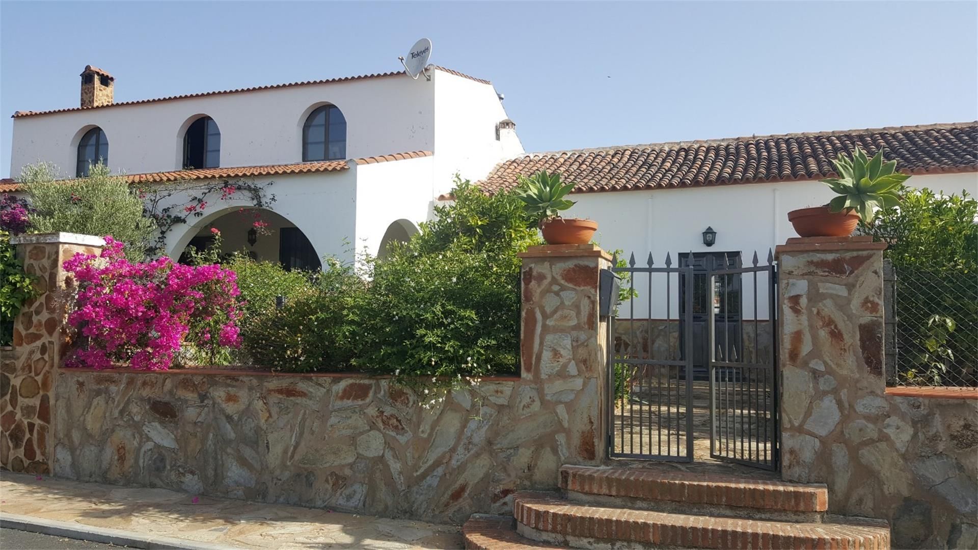Vista exterior de Casa o xalet en venda en Puebla de Guzmán amb Jardí privat, Terrassa i Traster