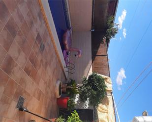 Piscina de Casa adosada en venda en Daimiel amb Aire condicionat, Calefacció i Jardí privat