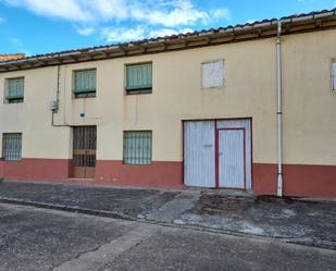 Vista exterior de Casa adosada en venda en Villamandos amb Jardí privat i Traster