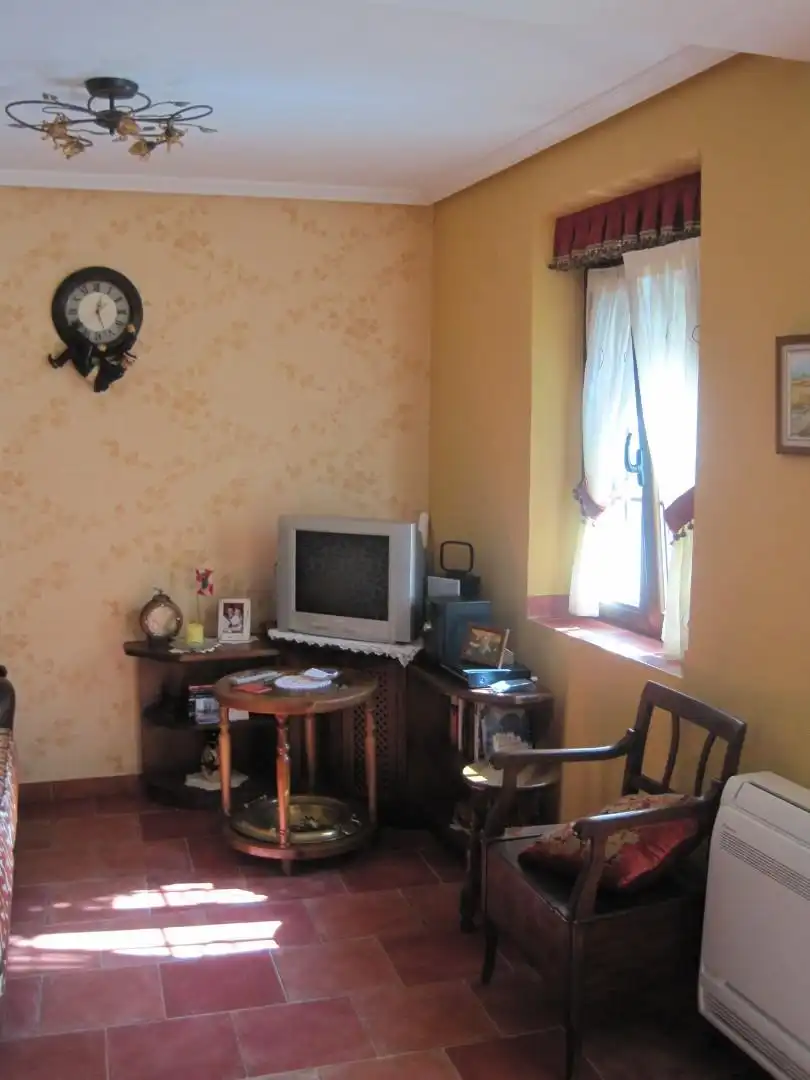 Einfamilien-Reihenhaus zum Verkauf in Plaza Mayor, Villaescusa de Roa Wohnzimmer von Einfamilien-Reihenhaus zum Verkauf in Villaescusa de Roa mit Klimaanlage