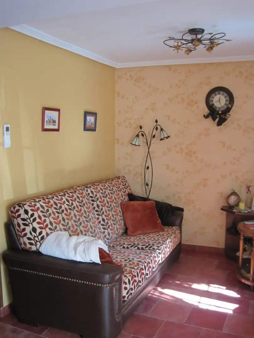 Einfamilien-Reihenhaus zum Verkauf in Plaza Mayor, Villaescusa de Roa Wohnzimmer von Einfamilien-Reihenhaus zum Verkauf in Villaescusa de Roa mit Klimaanlage