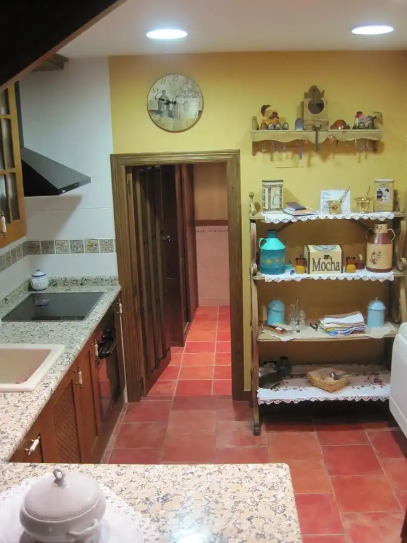 Einfamilien-Reihenhaus zum Verkauf in Plaza Mayor, Villaescusa de Roa Küche von Einfamilien-Reihenhaus zum Verkauf in Villaescusa de Roa mit Klimaanlage