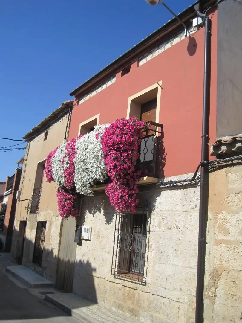 Einfamilien-Reihenhaus zum Verkauf in Plaza Mayor, Villaescusa de Roa Terrasse von Einfamilien-Reihenhaus zum Verkauf in Villaescusa de Roa mit Klimaanlage