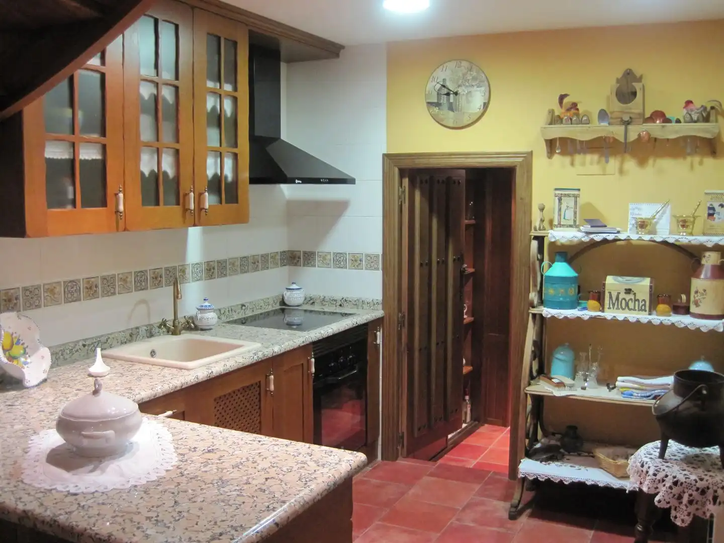 Einfamilien-Reihenhaus zum Verkauf in Plaza Mayor, Villaescusa de Roa Küche von Einfamilien-Reihenhaus zum Verkauf in Villaescusa de Roa mit Klimaanlage