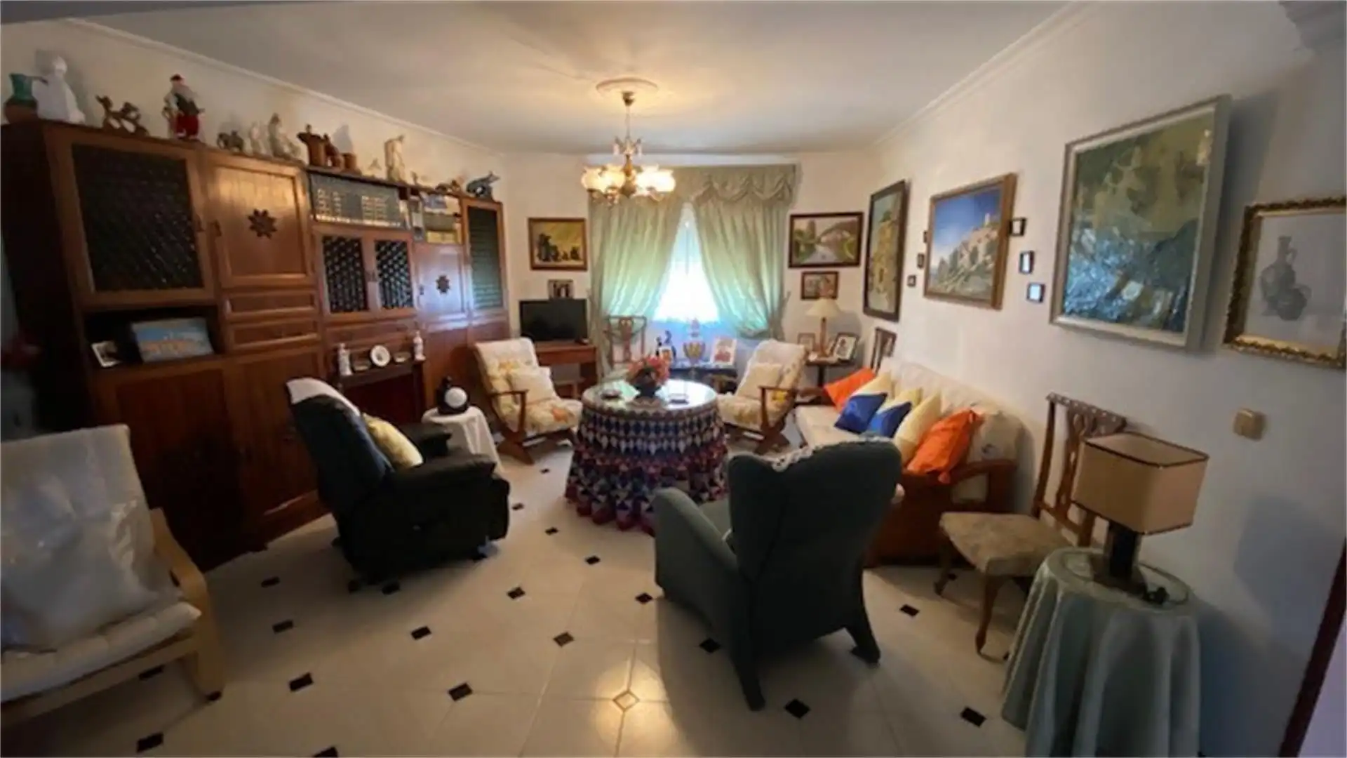 Casa o chalet en venta en Calle Virgen del Refugio, 27, La Hacienda - Nueva Andalucía Sala de estar de Casa o chalet en venta en Dos Hermanas con Aire acondicionado, Calefacción y Terraza