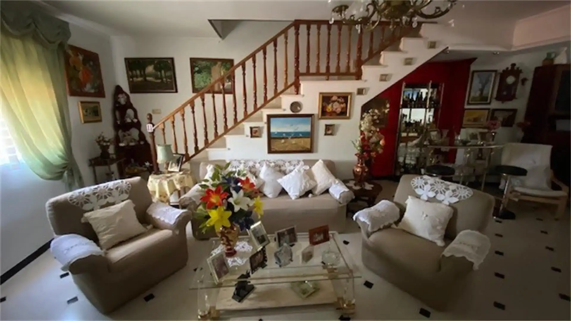 Casa o chalet en venta en Calle Virgen del Refugio, 27, La Hacienda - Nueva Andalucía Sala de estar de Casa o chalet en venta en Dos Hermanas con Aire acondicionado, Calefacción y Terraza