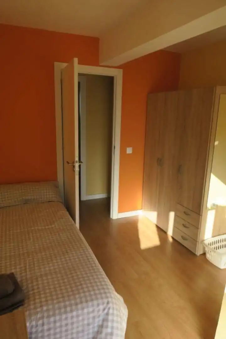 Room in Avenida Santa Cecilia, 9, Triana Oeste Room in Avenida Santa Cecilia, 9, Triana Oeste